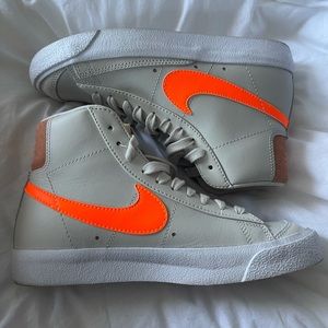 NIKE BLAZERS “LIGHT BONE”